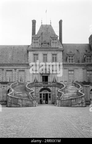 Die Hufeisentreppe im Ehrenhof von Schloss Fontainebleau, 1962. Die Hufeisentreppe am Ehrenhof von Fontainebleau Castle, 1962. Stockfoto