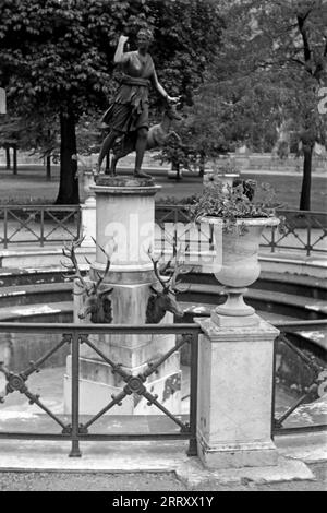 Der Dianabrunnen im Garten der Diana auf Schloss Fontainebleau, 1962. Der Diana-Brunnen im Garten der Diana auf Schloss Fontainebleau, 1962. Stockfoto