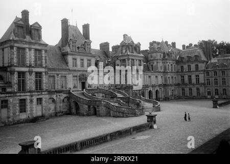 Die Hufeisentreppe im Ehrenhof von Schloss Fontainebleau, 1962. Die Hufeisentreppe am Ehrenhof von Fontainebleau Castle, 1962. Stockfoto