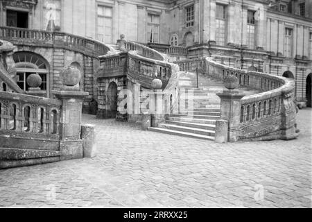 Die Hufeisentreppe im Ehrenhof von Schloss Fontainebleau, 1962. Die Hufeisentreppe am Ehrenhof von Fontainebleau Castle, 1962. Stockfoto