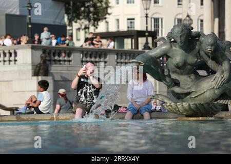 London, Großbritannien. September 2023. Wetter in Großbritannien - Londoner und Touristen genießen Sonnenschein und heiße Bedingungen am Trafalgar Square, da die Temperaturen 32 °C erreichten Quelle: Waldemar Sikora / Alamy Live News Stockfoto