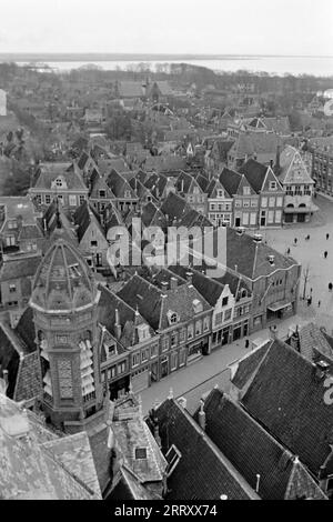 Blick auf die Innenstadt von Amersfoort vom Onze-Lieve-Vrouwetoren, einem mittelalterlichen Kirchturm im Stadtzentrum, 1941. Blick auf das Stadtzentrum von Amersfoort vom Onze-Lieve-Vrouwetoren, einem mittelalterlichen Kirchturm im Stadtzentrum, 1941. Stockfoto