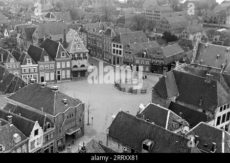 Blick auf die Innenstadt von Amersfoort vom Onze-Lieve-Vrouwetoren, einem mittelalterlichen Kirchturm im Stadtzentrum, 1941. Blick auf das Stadtzentrum von Amersfoort vom Onze-Lieve-Vrouwetoren, einem mittelalterlichen Kirchturm im Stadtzentrum, 1941. Stockfoto