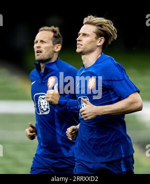 DUBLIN - Daley Blind und Frenkie de Jong während des Trainings im Vorfeld der Qualifikation der niederländischen Mannschaft zur Europameisterschaft gegen Irland in Dublin. Nach dem Sieg über Griechenland 3-0 liegt die niederländische Mannschaft auf dem zweiten Platz in der Gruppe, Irland auf Platz 4. ANP KOEN VAN WEEL niederlande raus - belgien raus Stockfoto