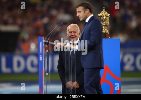 Paris, Frankreich. September 2023. Bill Beaumont (L), Vorsitzender des World Rugby, beobachtet, wie der französische Präsident Emmanuel Macron während der Eröffnungszeremonie vor dem Spiel der Rugby-Weltmeisterschaft 2023 in Stade de France, Paris, spricht. Das Bild sollte lauten: Paul Thomas/Sportimage Credit: Sportimage Ltd/Alamy Live News Stockfoto