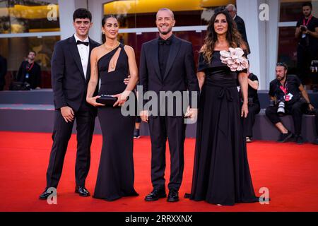 Venedig, Italien. September 2023. Gabriella Labate, Raffaele Riefoli, auch bekannt als Raf, Samuele Riefoli und Bianca Aleida Riefoli nehmen am 80. Internationalen Filmfestival von Venedig am 8. September 2023 in Venedig, Italien, an einem roten Teppich für den NuovoImaie Venice Award 2023 Teil. (Foto von Daniele Cifala/NurPhoto) Credit: NurPhoto SRL/Alamy Live News Stockfoto