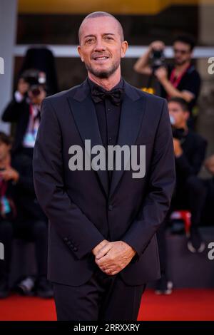 Venedig, Italien. September 2023. Raffaele Riefoli, auch bekannt als Raf, nimmt an einem roten Teppich für den NuovoImaie Venice Award 2023 beim 80. Internationalen Filmfestival von Venedig am 8. September 2023 in Venedig Teil. (Foto von Daniele Cifala/NurPhoto) Credit: NurPhoto SRL/Alamy Live News Stockfoto