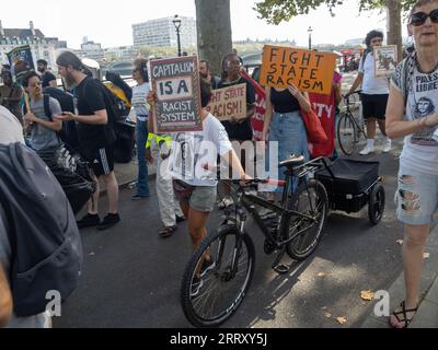 London, Großbritannien. September 2023. Chris Kaba, ein 24-jähriger unbewaffneter Schwarzer, fuhr in Camberwell das Auto eines Freundes, als die Polizei das Auto anhielt und einen einzigen Schuss durch die Windschutzscheibe schoss. Der CPS erhielt im März einen Bericht über den Fall, muss aber noch entscheiden, ob der Beamte angeklagt werden soll. Hunderte kamen ein Jahr nach seiner Ermordung, um die Familie zu unterstützen und Gerechtigkeit bei einem marsch vom New Scotland Yard und einer Kundgebung auf dem Parliament Square zu fordern. Peter Marshall, Alamy Live News Stockfoto