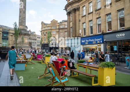 Menschen entspannen im Stadtzentrum in einem vom NE1 Business Improvement District in Newcastle upon Tyne, Großbritannien, geschaffenen Stadtgarten Stockfoto