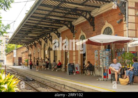 Palma de Mallorca, Spanien; 10. august 2023: Bahnhof Soller mit Touristen in Palma de Mallorca, Spanien Stockfoto