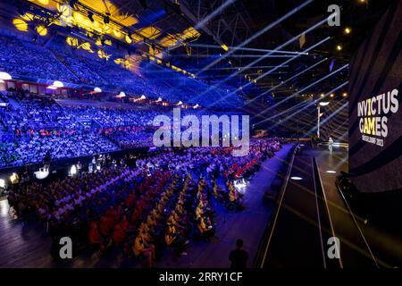 Düsseldorf, Deutschland. September 2023. Prinz Harry hält seine Eröffnungsrede bei der Eröffnungszeremonie der Invictus Games. Übersicht über die vollbesetzte Arena in Düsseldorf. Der Paralympische Wettkampf für kriegsbehinderte Athleten besucht Deutschland zum ersten Mal. Während der Eröffnungszeremonie hält der Initiator Prinz Harry eine Begrüßungsrede. Quelle: Christoph Reichwein/dpa/Alamy Live News Stockfoto