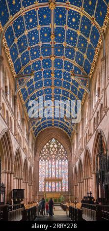 Kunstvolle Decke und das große Ostfenster in der Kathedrale von Carlisle, Carlisle, Cumbria Stockfoto