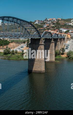 Blick auf die Regua Metal Bridge über den Fluss Douro, Portugal. Stockfoto