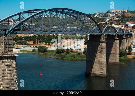 Die Regua Metal Bridge über den Douro River in Portugal. Stockfoto