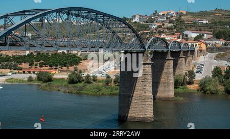 Die Regua Metal Bridge, auch bekannt als Metal Bridge über den Douro River in Portugal. Stockfoto