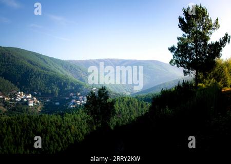 Kleines nebeliges Dorf am Fuße der Serra da Estrela, Portugal. Stockfoto