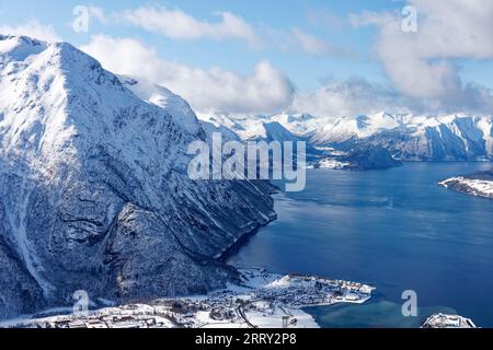 Bergkette an einem norwegischen Fjord Stockfoto