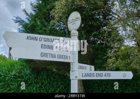 Wegweiser an der Old toll Bar, Gretna Green, Dumfries und Galloway, Schottland Stockfoto