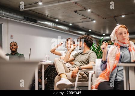 Zwanglose Geschäftsleute haben Spaß und lachen gemeinsam im Büro Stockfoto