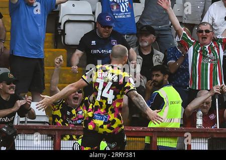 Stevenage am Samstag, den 9. September 2023. Joe Garner (14 Carlisle United) feiert, nachdem er am Samstag, den 9. September 2023, im Lamex Stadium in Stevenage beim Spiel der Sky Bet League 1 zwischen Stevenage und Carlisle United Punkten konnte. (Foto: Kevin Hodgson | MI News) Credit: MI News & Sport /Alamy Live News Stockfoto