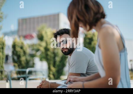 Erfolgreiche Stadtarchitekten, die an der modernen Gebäudekonstruktion mitarbeiten Stockfoto