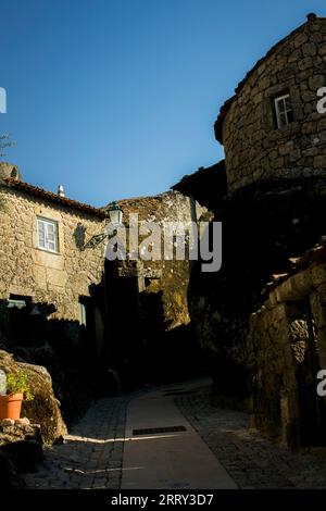 Besichtigung mittelalterlicher Häuser in Monsanto, Portugal. Stockfoto