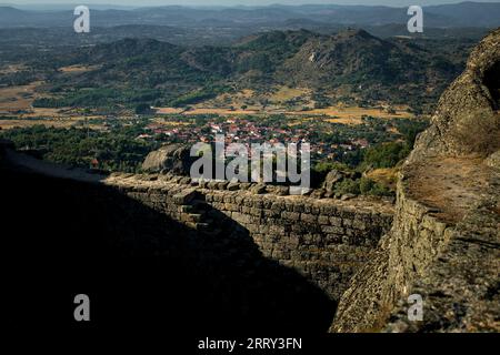 Blick von einer Ruine mittelalterlicher Häuser im Dorf Monsanto, Portugal. Stockfoto