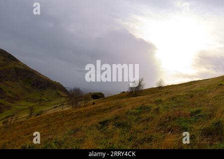 Wolken und Sonnenuntergang über Arthur'Seat, Edinburgh Stockfoto