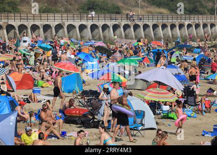 Folkestone, Kent, Großbritannien, 9. September 2023. Die Hitzewelle im September setzte sich bis zum Wochenende fort, mit deutlich überdurchschnittlichen Temperaturen. Die Leute strömten zum Sunny Sands Beach in Folkestone, Kent, vor einem donnernden Wetterausfall auf dem Weg. Quelle: Monica Wells/Alamy Live News Stockfoto