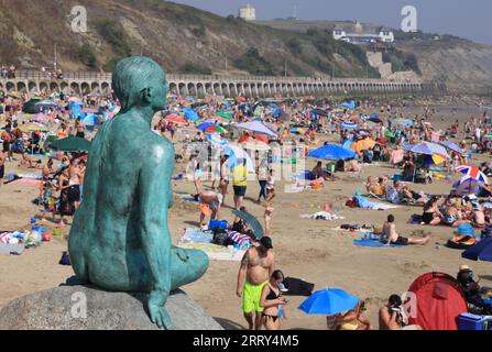 Folkestone, Kent, Großbritannien, 9. September 2023. Die Hitzewelle im September setzte sich bis zum Wochenende fort, mit deutlich überdurchschnittlichen Temperaturen. Die Leute strömten zum Sunny Sands Beach in Folkestone, Kent, vor einem donnernden Wetterausfall auf dem Weg. Quelle: Monica Wells/Alamy Live News Stockfoto