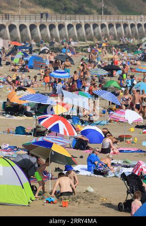 Folkestone, Kent, Großbritannien, 9. September 2023. Die Hitzewelle im September setzte sich bis zum Wochenende fort, mit deutlich überdurchschnittlichen Temperaturen. Die Leute strömten zum Sunny Sands Beach in Folkestone, Kent, vor einem donnernden Wetterausfall auf dem Weg. Quelle: Monica Wells/Alamy Live News Stockfoto