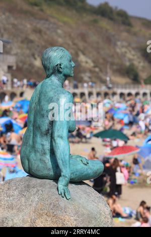 Folkestone, Kent, Großbritannien, 9. September 2023. Die Hitzewelle im September setzte sich bis zum Wochenende fort, mit deutlich überdurchschnittlichen Temperaturen. Die Leute strömten zum Sunny Sands Beach in Folkestone, Kent, vor einem donnernden Wetterausfall auf dem Weg. Quelle: Monica Wells/Alamy Live News Stockfoto