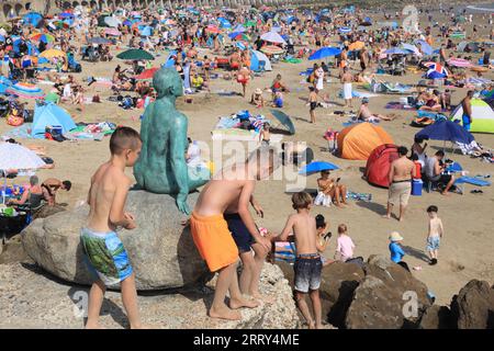 Folkestone, Kent, Großbritannien, 9. September 2023. Die Hitzewelle im September setzte sich bis zum Wochenende fort, mit deutlich überdurchschnittlichen Temperaturen. Die Leute strömten zum Sunny Sands Beach in Folkestone, Kent, vor einem donnernden Wetterausfall auf dem Weg. Quelle: Monica Wells/Alamy Live News Stockfoto