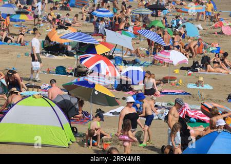 Folkestone, Kent, Großbritannien, 9. September 2023. Die Hitzewelle im September setzte sich bis zum Wochenende fort, mit deutlich überdurchschnittlichen Temperaturen. Die Leute strömten zum Sunny Sands Beach in Folkestone, Kent, vor einem donnernden Wetterausfall auf dem Weg. Quelle: Monica Wells/Alamy Live News Stockfoto