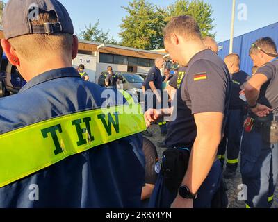 Köln, Deutschland. September 2023. Die Task Forces der Krisenreaktionseinheit Erholung im Ausland SEEBA des Deutschen Bundesamtes für technische Hilfe THW stehen während eines Briefings zusammen. Nach dem schweren Erdbeben mit mehr als 1000 Toten bereitet sich das THW auf einen möglichen Einsatz in der Region vor. Quelle: Sascha Thelen/dpa/Alamy Live News Stockfoto