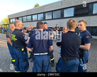 Köln, Deutschland. September 2023. Die Task Forces der Krisenreaktionseinheit Erholung im Ausland SEEBA des Deutschen Bundesamtes für technische Hilfe THW stehen während eines Briefings zusammen. Nach dem schweren Erdbeben mit mehr als 1000 Toten bereitet sich das THW auf einen möglichen Einsatz in der Region vor. Quelle: Sascha Thelen/dpa/Alamy Live News Stockfoto