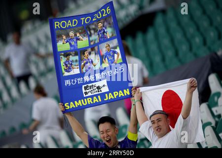 Wolfsburg, Deutschland. September 2023. Fußball: Internationale, Deutschland - Japan, Volkswagen Arena. Japanische Fans jubeln vor dem Spiel zu. WICHTIGER HINWEIS: Gemäß den Anforderungen der DFL Deutsche Fußball Liga und des DFB Deutscher Fußball-Bund ist es untersagt, im Stadion und/oder im Spiel aufgenommene Fotos in Form von Sequenzbildern und/oder videoähnlichen Fotoserien zu verwenden oder zu verwenden. Quelle: Christian Charisius/dpa/Alamy Live News Stockfoto