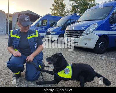 Köln, Deutschland. September 2023. Anke Plattner, Hundeleiterin beim THW, mit Hund 'Carla' bei der Einsatzvorbereitung. Nach dem schweren Erdbeben mit mehr als 1000 Toten bereitet sich das THW auf eine mögliche Mission in der Region vor. Quelle: Sascha Thelen/dpa/Alamy Live News Stockfoto