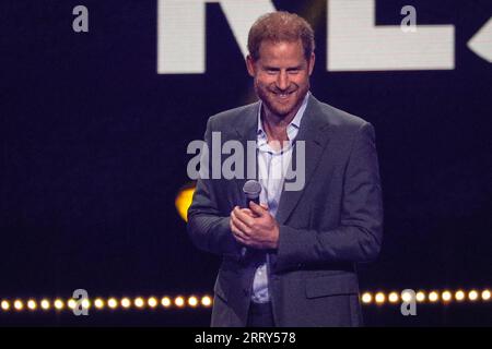 Düsseldorf, Deutschland. September 2023. Prinz Harry, der Herzog von Sussex, spricht bei der Zeremonie. Die Invictus Games 2023 beginnen mit der Eröffnungszeremonie am 9. September. Das Motto der Invictus Games Düsseldorf ist „Ein Zuhause für Respekt“, das den Geist der Spiele prägt. Prinz Harry ist Schirmherr der Invictus Games Foundation. Quelle: Imageplotter/Alamy Live News Stockfoto