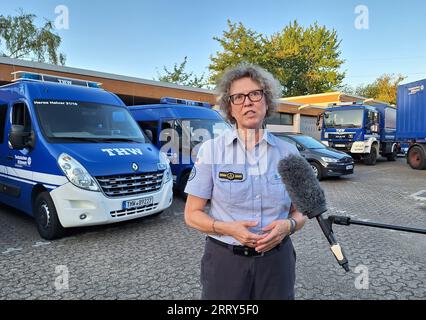 Köln, Deutschland. September 2023. THW-Präsidentin Sabine Lackner mit THW-Helfern. Nach dem schweren Erdbeben mit mehr als 1000 Toten bereitet sich das THW auf einen möglichen Einsatz in der Region vor. Quelle: Sascha Thelen/dpa/Alamy Live News Stockfoto