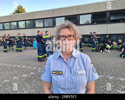 Köln, Deutschland. September 2023. THW-Präsidentin Sabine Lackner mit THW-Helfern. Nach dem schweren Erdbeben mit mehr als 1000 Toten bereitet sich das THW auf einen möglichen Einsatz in der Region vor. Quelle: Sascha Thelen/dpa/Alamy Live News Stockfoto
