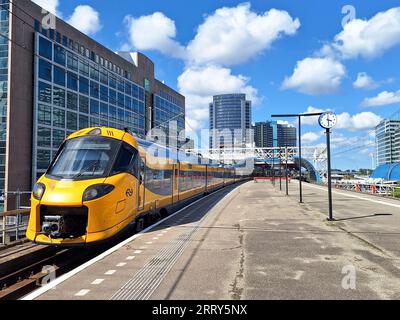 ICNG Intercity direkt von NS auf Gleis bei Amsterdam Sloterdijk in den Niederlanden Stockfoto