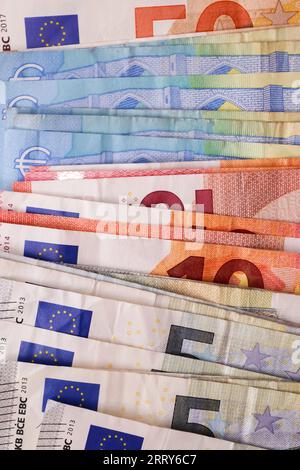 Nahaufnahme Zahlreicher Übereinander Liegender Euro-Banknoten Stockfoto