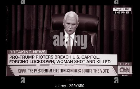 Ein CNN-Screenshot des US-Vizepräsidenten Mike Pence am 6. Januar 2021, während der Counting of Electorial College Votes and Attack on the U.S. Capitol. Stockfoto