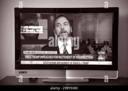 Ein TV-Screenshot des NBC-Reporters Chuck Todd, der über die zweite Amtsenthebung des ehemaligen US-Präsidenten Donald Trump am 13. Januar 2021 berichtet. Stockfoto