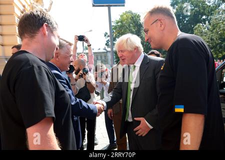 LVIV, UKRAINE - 9. SEPTEMBER 2023 - der ehemalige britische Premierminister Boris Johnson (2. R) gibt dem Rektor der Ivan Franko National University of die Hand Stockfoto