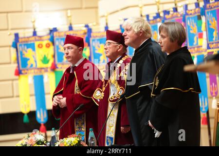 LVIV, UKRAINE - 9. SEPTEMBER 2023 - der ehemalige britische Premierminister Boris Johnson (R) nimmt an der Zeremonie Teil, um den Titel des Ehrendoktors der zu akzeptieren Stockfoto