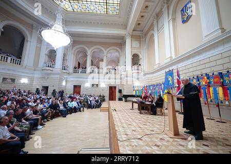 LVIV, UKRAINE - 9. SEPTEMBER 2023 - der ehemalige britische Premierminister Boris Johnson hält eine Rede während der Zeremonie, um den Ehrentitel d anzunehmen Stockfoto