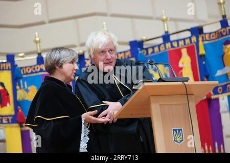 LVIV, UKRAINE - 9. SEPTEMBER 2023 - der ehemalige britische Premierminister Boris Johnson nimmt an der Zeremonie Teil, um den Ehrentitel des Ehrendoktors des Iwan anzunehmen Stockfoto