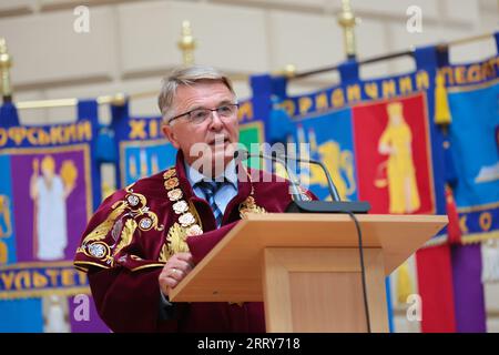 LEMBERG, UKRAINE - 9. SEPTEMBER 2023 - Rektor der Ivan Franko National University of Lviv Volodymyr Melnyk hält eine Rede während der Zeremonie an Gr Stockfoto